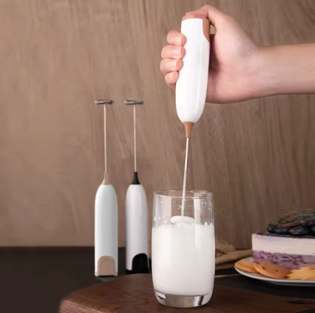 Pieno putos plakiklis, tobulam kavos puodeliui – įkraunamas